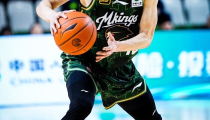 开云下载-不让打了吗？开局1分钟郭昊文&amp;赵柏清冲突 双双被换下再未上场